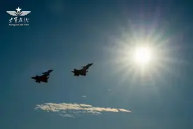 又添“大招” 歼10C跨昼夜飞行连续出击！图片