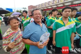 暖心一幕！海口一对满头白发老人陪孙子高考，在场外默默守候图片