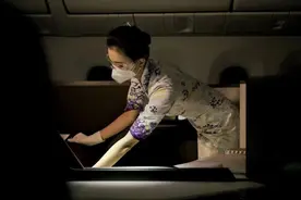 热搜！空姐现场称重，超重10%立即停飞！律师：海航新规涉嫌违法……图片