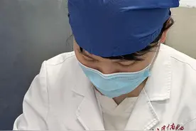 女子利用“自体血清”填平陈年痘坑，医生提醒：不是所有痘印都适合激光图片