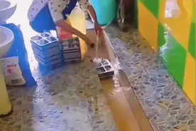 小便池内洗餐盘，将幼儿园食品安全置于何地？ | 新京报快评图片