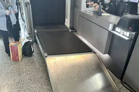 新包包过完安检成了脏包包，擦也擦不掉……地铁、高铁的安检机多长时间“洗个澡”？图片