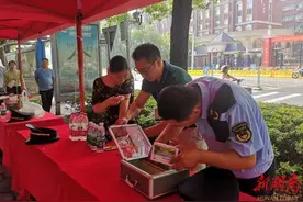 湖南湘江新区行政执法局爱心护考暖人心图片