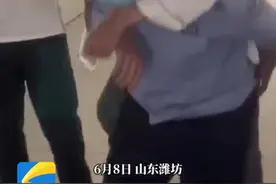 安丘：考生不慎崴脚 辅警背入考场顺利考试图片