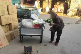 白发婆婆菜场外占道卖菜，武汉城管路长“易地”安置老人售卖图片