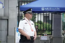 川警风采 | 15次护梦高考的成都40年警龄民警退休了 他要继续当大运会志愿者图片