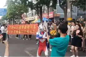 父亲化身奥特曼拉横幅助力孩子高考，回应：想用另类的方式给孩子回忆图片