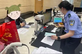 暖心接力！高考考生30分钟拿到临时身份证图片