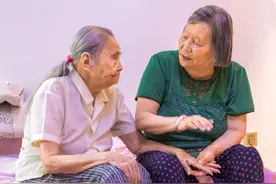 下辈子换我来守护你！南京江北新区85岁妹妹照顾98岁失明姐姐近70年图片