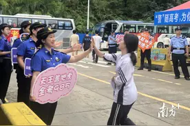 城管护考偶遇恩师送考：东莞一考点外的“师生陪考团”图片