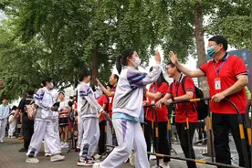 新闻多一度丨当洞房花烛遇上金榜题名 2023年高考名场面来了图片