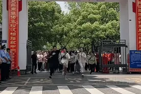 直击 | 有一种开心，叫“高考结束了”图片