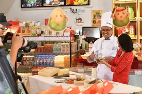 北京稻香村非遗传承人教市民包粽子图片