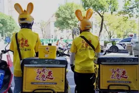 又是一年高考落幕，“陪考”的外卖小哥们辛苦了！图片