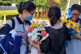 直击高考|双胞胎姐妹高考结束 母亲手捧鲜花满满仪式感迎接图片