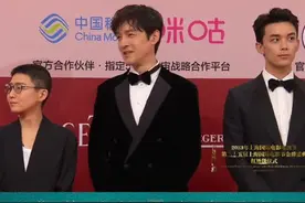 在《不虚此行》中有特别关系 胡歌吴磊现场拥抱图片