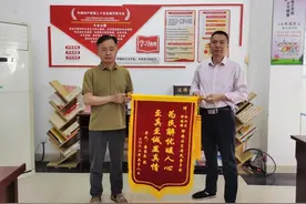 为民解忧暖人心，居民致谢送锦旗图片