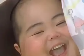 还记得表情包男孩Tatan吗？他长这么大啦！图片