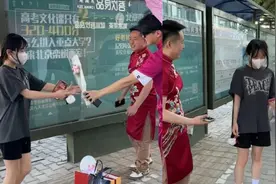 俩哥哥穿旗袍接高考结束的妹妹结果跑错考点，哥哥：临时起意，想给她惊喜