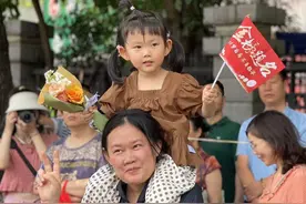 高考直击丨冲出校门，爸爸妈妈送上鲜花和拥抱图片