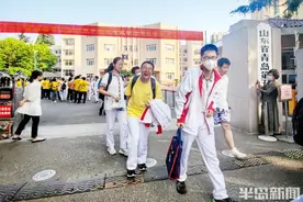 他们的高考结束了！家长拉横幅、送花束、买手机……花样庆祝图片