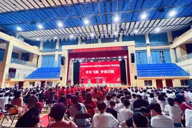 “高中三年”画上句号，老师一起为学子唱响《祝你一路顺风》图片