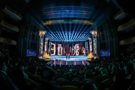 今晚，上海星光熠熠！斯坦森说上海话、谢霆锋秀银发……还有他俩怎么抱在一起了？图片