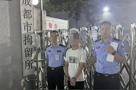 男子骑摩托“翘头”炫技影响交通安全 成都交警：依法行拘5日图片