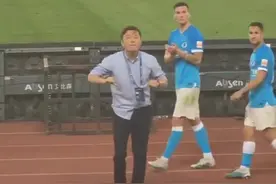 咋回事儿？谢晖赛后和球迷“激情互怼”，被质问为何用曼巴图片