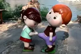 女童扒拉男童裤头？景区儿童雕塑被指不雅…图片