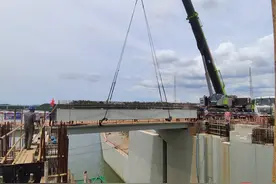 海口市南渡江龙塘大坝枢纽改造工程项目控泄闸首根组合梁顺利吊装图片