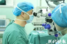 近视900度！52岁女子患黄斑劈裂图片