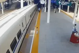 惊险！列车即将启动，两岁娃被落在站台上……图片