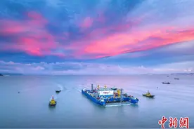 深中通道海底隧道最后一节沉管完成对接图片