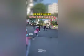 高考落幕学生纷纷离校，民警化身“搬运工”帮学生搬行李图片