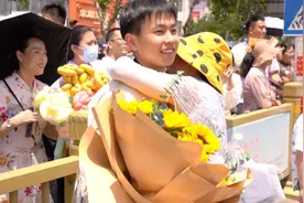 果然视频｜2023年高考收官，家长激动落泪：孩子太不容易！图片