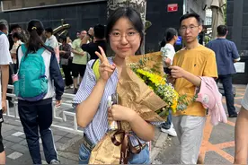 “人生大考”落幕，家长同学送上满满仪式感图片