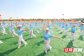 万人同跳广场舞 常德枫林花海景区上演壮观一幕图片