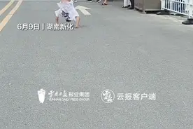 学弟连翻13个后空翻庆祝高考结束图片