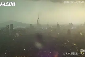 南京突降狂风暴雨，小货车被吹翻，6层楼高大树被连根拔起！网友：原来萧敬腾在图片