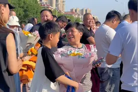 直击高考｜高考结束，滨州一中考点外萌娃为哥哥献上零食花束图片