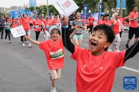 2023兰州马拉松鸣枪开跑图片