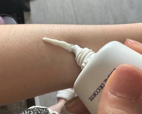 粉底液和防晒霜的正确使用顺序（夏天不想被晒黑权威告诉你如何使用防晒霜）