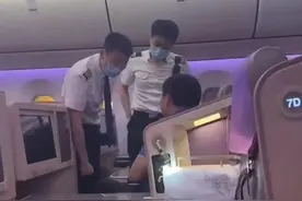 男子不满航班延误大闹客舱，“机闹”会面临什么？多方解读图片