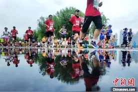 吉林马拉松雨中开跑 非洲选手包揽“全马”冠军图片