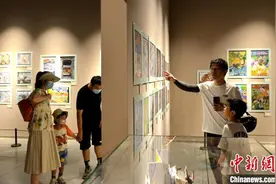 海峡两岸少儿美术大展吸引民众参观图片