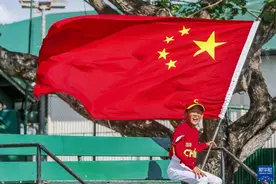 “叫板命运”的棒球少年图片