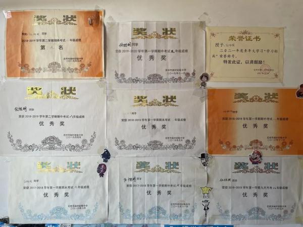 母子考场外相拥感动全网，他心仪的大学说……