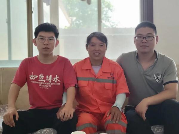 母子考场外相拥感动全网，他心仪的大学说……