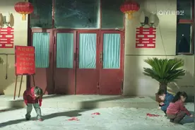 跟这位导演聊过之后，他的同题作品在我心中是胜过《漫长的季节》的行为艺术图片